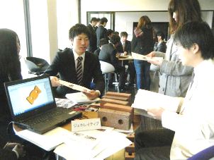 ：「塩れんが」の製造計画などを説明する学生（左）ら＝日進市の愛知学院大で
