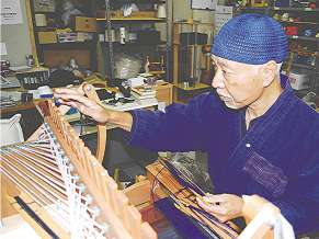 作品を制作する鈴木さん＝蒲郡市竹島町で