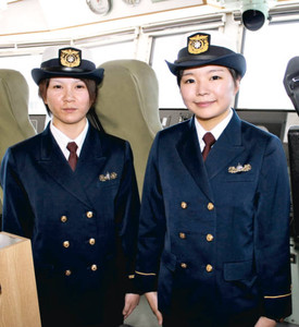 敦賀海上保安部で初の女性保安官の米森エリカさん（左）と天尾友香さん＝敦賀市の敦賀港に停泊する巡視船「えちぜん」で