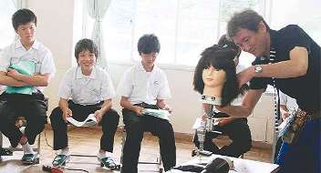 美容師の仕事の話を真剣な表情で聞く中学生ら＝東海市名和中で