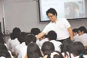 生徒に質問を投げ掛けながら、外交官の業務ややりがいを紹介する滝さん＝名東区の東邦高で