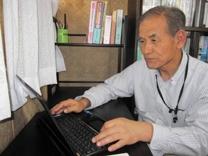 「会社に出勤せず、仕事を自分で決められるのがいい」と話す荒尾良雄さん＝愛知県弥富市で