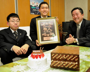 今井教育長に受賞を報告する吉田さん（中）と藤井さん（左）＝名古屋市中区の県庁西庁舎で