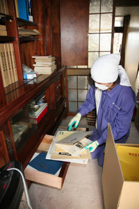 引き出しの中の遺品を１点ずつ確認するキーパーズの従業員＝愛知県内で