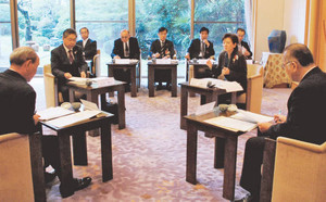 県内の雇用環境を話し合う嘉田知事ら「雇用推進行労使会議チャレンジしが」のメンバー＝県公館で