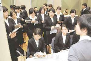 企業担当者の説明を熱心に聞く学生＝稲沢市民会館で