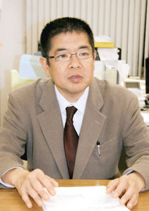 「改正後の派遣法は全然守られていない」と語る派遣ユニオンの関根秀一郎書記長＝東京都渋谷区で