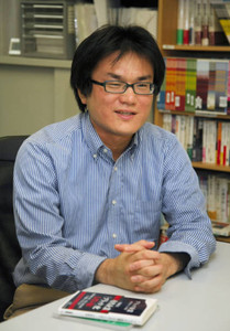 「過酷労働を何とかする、ということに尽きる」と語る今野晴貴代表＝東京都世田谷区で