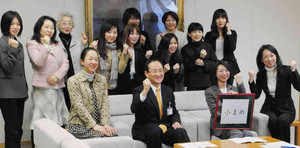 「小松を元気にします」とガッツポーズで笑顔を見せる「小まめ」のメンバーら＝小松市役所で