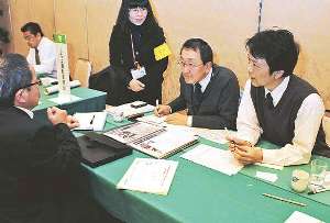 手話で面接担当者の質問に答える障害者（左）＝松阪市高町で