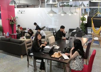オフィス代わりに利用できるコワーキングスペース「フルーブカフェ」＝名古屋市中村区で