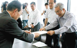 川田達男会長（左）に要請書を手渡す祖田修学長ら＝福井市のセーレン本社で