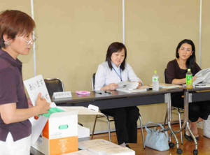 日本語の指導法を学ぶ多文化共生支援員の加藤さん（右）ら＝長野市で