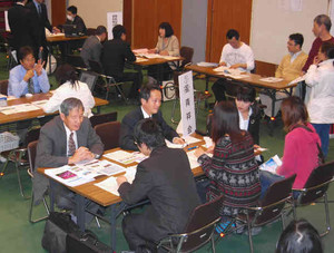 求職者と社会福祉法人などが集まった会場＝長浜市で