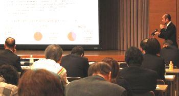 県内の障害者雇用の現況を聞く参加者＝四日市商工会議所で