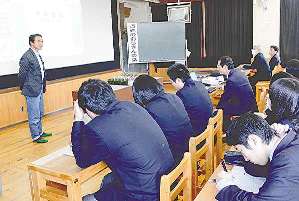 講演する指導農業士の中山さん（左）＝恵那市大井町の恵那農高で