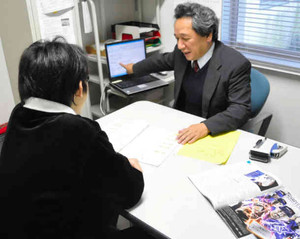 就職の個別カウンセリングを受ける大学４年生（左）＝三重大で