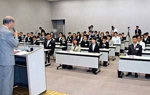 石井知事の話を聞く受講者ら＝富山市の情報ビルで