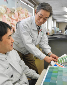 染める色の配合について話す岡清博さん（右）と、部下の三浦拓夫さん＝岐阜県大垣市の艶金化学繊維で