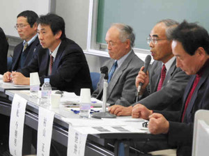 活動経過を報告する信州フランス鴨の会のメンバー＝松本市の松本大学で