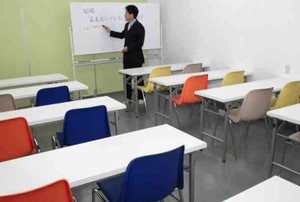 ２０人が講座を受けられる教室＝いずれも岡崎市の若者おいでんクラブで
