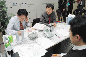 弁護士会や労組などが取り組む非正規労働者支援の電話相談窓口には、悲痛な声が届く＝２月２７日、愛知県豊田市で