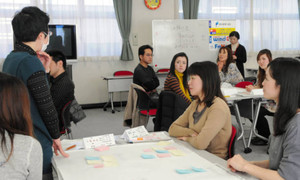 子どもを預けることの悩みなどについて話す参加者＝浜松市中区の市子育て情報センターで