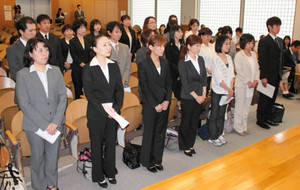 感染症対策のスペシャリストを目指し、感染管理課程に入学した看護師ら＝津市夢が丘の県立看護大で