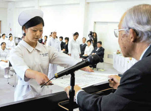 中根校長（右）から卒業証書を受け取る卒業生＝近江八幡市立看護専門学校で