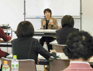 活動を始めた経緯や苦労した点を話す河岸まさ子さん＝金沢市三社町の県女性センターで