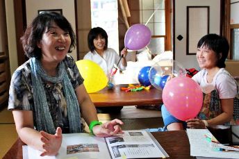 笑いの絶えない長屋で活動する（左から）森田麻里さん、大沼利子さん、ＩＺＵＭＩさん＝岩手県紫波町で