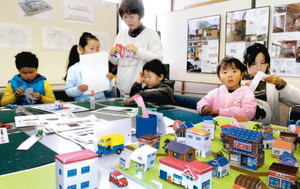 ペーパークラフトを楽しむ来場者たち＝飯田市東栄町の県飯田勤労者福祉センターで