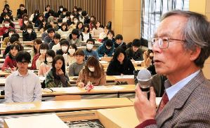 北野静雄さん（右）の講演を聴く薬学部の学生ら＝名古屋市瑞穂区の名古屋市立大で