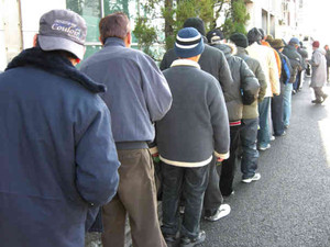 区役所前でボランティアが行った炊き出しに並ぶ人たち＝７日正午すぎ、名古屋市中村区役所で