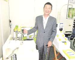 自社開発したオストメイト用トイレを前に、ものづくりへの思いを語る松井満さん＝名古屋市港区で