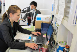 子育て中の社員の村井理恵さん（左）と木田幸宏さん。３時退社の制度を活用して働いている＝滋賀県東近江市で