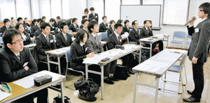 １人ずつ就職への意欲を語る受講生ら＝津市桜橋の県教育文化会館で
