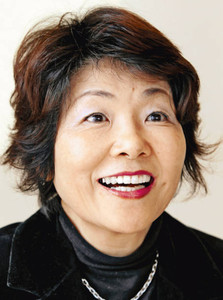 家族経営からの脱却について語る矢場とんのおかみ・鈴木純子さん＝名古屋中区大須の同本店で