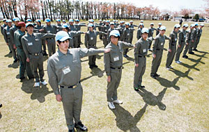 体験入隊で隊列の練習をする新入社員たち＝航空自衛隊小松基地で