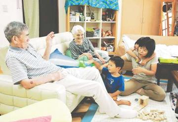 ３世代で遊んでいるような家庭的な雰囲気を持つ施設内＝刈谷市広小路のだいふくで
