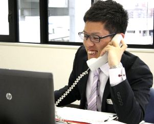 取引先に電話をかける早川さん。「職場の一体感が好き」と話す