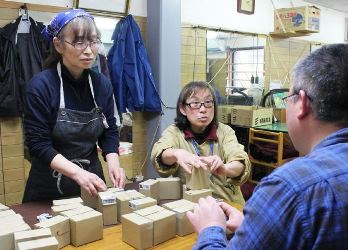 作業場で会話をする熊谷さん（中）ら職員＝岐阜市花沢町のふぁーすとで