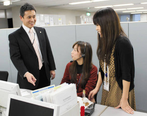 人材育成マイスターに選ばれた林祥晃さん（左）。部下からの相談に親身になって対応している＝東京都新宿区の損保ジャパンで