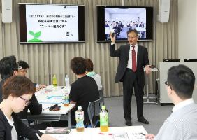 飲食店長らに講義するグローイング・アカデミーの有本均学長＝名古屋市中村区で