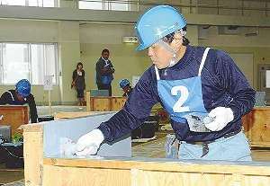 防水施工の腕前を競う参加者＝小牧市下末で