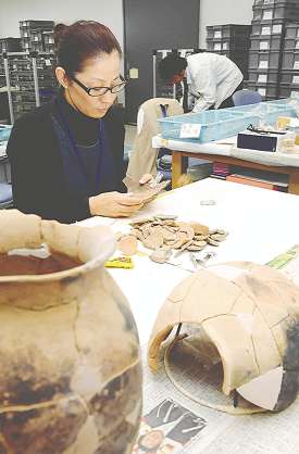 土器の接合作業をする中西さん＝安城市埋蔵文化財センターで