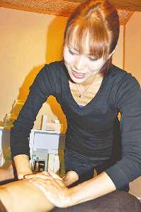 自宅でエステサロンを開いている福森さん＝名張市で