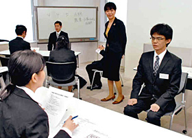 互いに模擬面接するパソナのフレッシュ社員たち。契約社員として実務経験を積みつつ、スキルアップ研修に励む＝名古屋市のパソナ名駅支店で