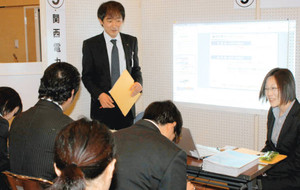各ブースで採用担当者の話に熱心に耳を傾ける参加者たち＝小浜市のＪＡ若狭会館で