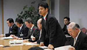 新規雇用の確保などを話し合った県幹部ら＝県庁で